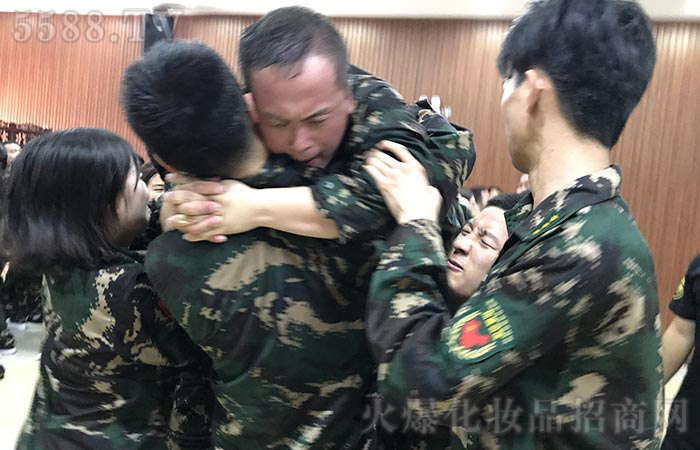 人心齊泰山移，齊心協(xié)力創(chuàng)奇跡