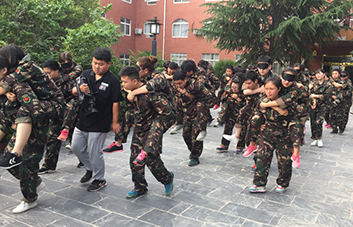 ��������ۣ���Փ�D�y�U�����Ҷ����վo������c��ͬ�У�