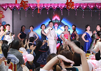 �pӯ�Ĳ������M�@Ů�˵Ķ��ˣ����ڻ�T�_(t��i)����